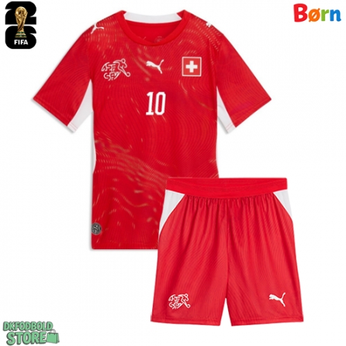 Schweiz Granit Xhaka #10 Replika Babytøj Hjemmebanesæt Børn VM 2026 Kortærmet (+ Korte bukser)